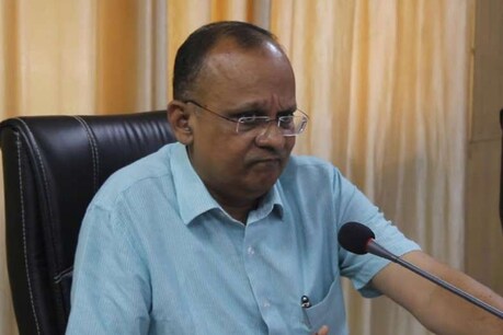 पिछले साल नोएडा डीएम पद से हटाए गए आईएएस बीएन सिंह के खिलाफ जांच पूरी हो गई है. (File Photo)