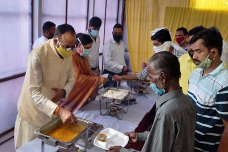 यूपी के कानून मं9ी बृजेश पाठक ने गरीबों को मुफ्त भोजन के लिए लखनऊ में अटल भोजनालय की शुरुआत की है.