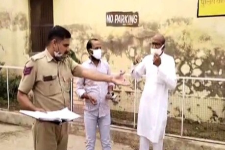 पुलिसकर्मी ने हेलमेट नहीं होने और सोशल डिस्टेसिंग का पालन नहीं करने पर नेताजी का चालान काट दिया था. 