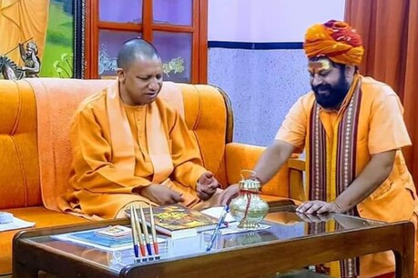 सैफई में सीएम योगी के हेलीकॉप्टर स्थल पर समाजवादी पार्टी के कार्यकर्ताओं ने वहां पर गंगा जल का छिड़काव किया है.