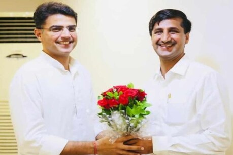 विधायक इन्द्राज गुर्जर ने फेसबुक पर कहा कि मेरे मार्गदर्शक आदरणीय सचिन पायलट मेरे नेता थे, हैं और सदैव रहेंगे. किसी को भी इस सत्य के बारे में आशंका व्यक्त करने की या पुनर्विचार करने की कोई आवश्यकता नहीं है.