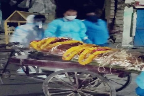 जब कंधा पहुंचा कोई तो ठेले पर लेकर शमशान घाट पहुंचाया गया शव