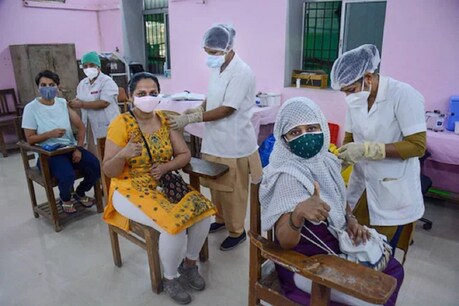देश में टीकों की सप्लाई की शिकायत जारी है.