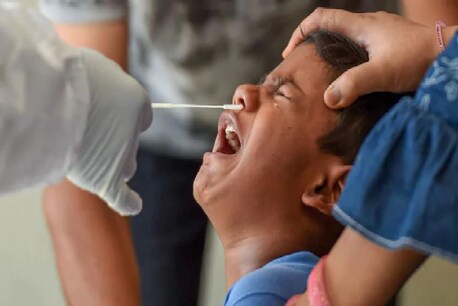 एक्सपर्ट्स चिंता जता रहे हैं कि तीसरी लहर सबसे ज्यादा बच्चों को प्रभावित कर सकती है. (प्रतीकात्मक तस्वीर)