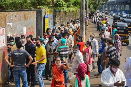 उत्तर प्रदेश में कोरोना संक्रमण की रफ्तार पर कुछ ब्रेक लगता दिखाई दे रहा है. (File)
