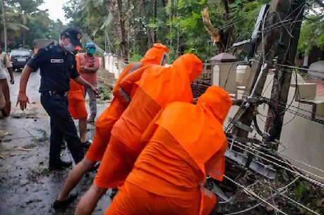 टाउते तूफान अभी मुंबई से करीब 200 किलोमीटर और गुजरात से 400 किलोमीटर दूर है.