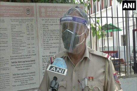 दिल्ली पुलिस का यह एएसआई कोरोना से मरने वाले 1100 मरीजों की अब तक मदद कर चुका है.