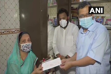 CM Arvind Kejriwal handed over 1 crore check to the family of teacher who lost his life in corona duty cgpg |CM अरविंद केजरीवाल ने कोरोना ड्यूटी में जान गंवाने वाले शिक्षक