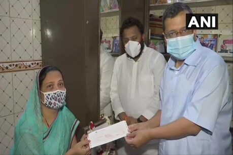 सीएम अरविंद केजरीवाल ने एक शिक्षक के परिवार की मदद.