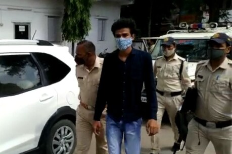 मप्र के देवास जिले में पुलिस ने नकली आयुष्मान कार्ड बनाने वाले को गिरफ्तार किया है.