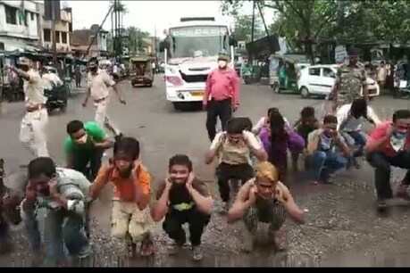 झारखंड पुलिस ने लोगों को सार्वजनिक रूप से सबक सिखाया.