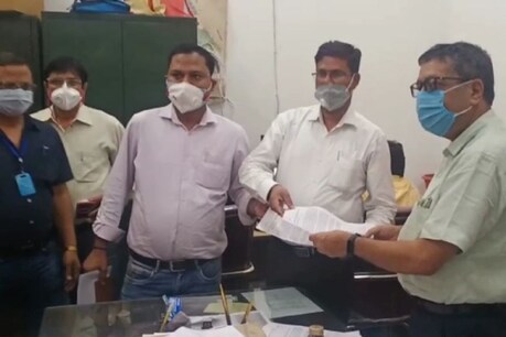 सीएमओ दफ्तर में इस्तीफा सौंपते डॉक्टर.