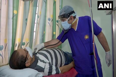 संजीवन अस्पताल के निदेशक डॉ. मुकुंद मरीज का इलाज करते हुए.