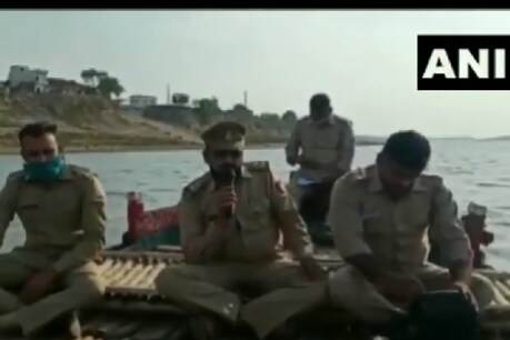 गाजीपुर जिला प्रशासन ने मुनादी कराकर शवों के गंगा में प्रवाहित करने पर रोक लगा दी है.