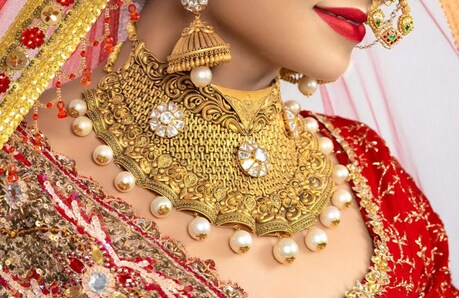 भारतीय बाजार में मंगलवार को सोने के दाम (Gold Silver Price) में गिरावट आई है.