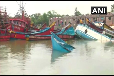 Live Updates: यास चक्रवाती तूफान (Cyclone Yaas) का ओडिशा में लैडफॉल शुरू हो चुका है. इस तूफान के चलते ओडिशा और बंगाल के तटवर्ती इलाकों में तेज हवाओं के साथ मूसलाधार बारिश हो रही है.