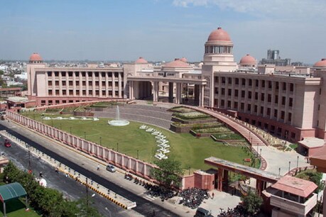 यूपी में सरकार पर कोरोना कुप्रबंधन का आरोप लगाते हुए पीआईएल हाईकोर्ट लखनऊ में दाखिल की गई है.