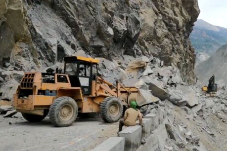 हिमाचल में दरके पहाड़, भूस्खलन के कारण बंद हुए राष्ट्रीय उच्च मार्ग को खोलने को लेकर प्रशासनिक टीम जुट गई है.
