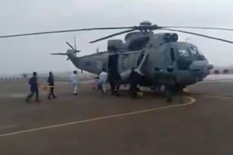 नौसेना ने समुद्र में फंसे लोगों को बचाया. (Pic- Indian Navy)