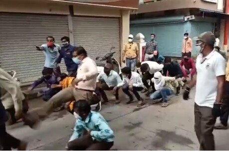 इंदौर के पास देपालपुर में तहसीलदार ने कोरोना कर्फ्यू तोड़ने वालों को लातें मारी.