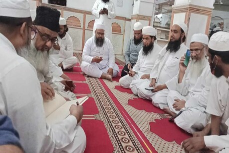 आज शाम को जामा मस्जिद में केवल 5 लोगों को मौजूदगी में हिलाल कमेटी की बैठक होगी.