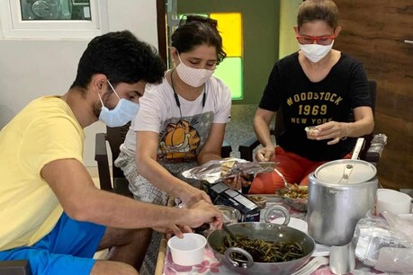 कोरोना मरीजों तक पहुंचने वाला ये खाना केवल खाना नहीं है बल्कि जिंदगी बचाने का प्रसाद है. इस खाने को पूरी तन्मयता के साथ तैयार किया जाता है.
