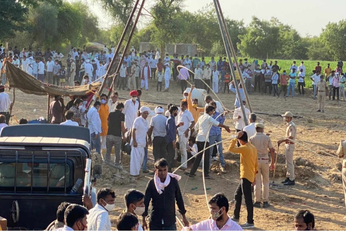 PHOTOS: मौत को हराकर जिंदगी की जंग जीती मासूम ने, 16 घंटे बाद 90 फीट गहरे बोरवेल से जिंदा निकला Rajasthan News-Jalore News-Innocent falls in 90 feet deep borewell-Pulled out alive after 16 hours