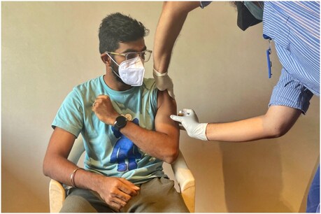जसप्रीत बुमराह ने मंगलवार को कोरोना वैक्सीन की पहली डोज ली. (Jasprit Bumrah Twitter)