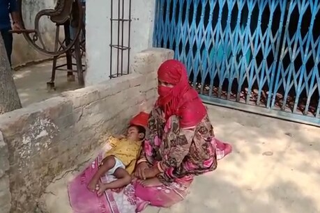यूपी के जौनपुर में एक महिला अपने बच्चे के साथ प्रेमी के घर पर दो दिन से धरना दे रही है. 