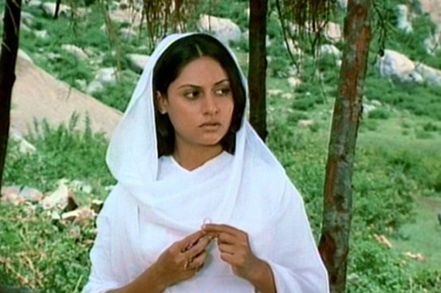  सुपर-डुपर हिट फिल्म 'शोले' से पहले ही जया बच्चन और सदी के महानायक अमिताभ बच्चन की शादी हुई थी. इस फिल्म की शूटिंग के दौरान जया तीन महीने की प्रग्नेंट थीं और फिल्म के बाद उन्होंने बेटी श्वेता को जन्म दिया था. फोटो साभार- वीडियो ग्रैब/यूट्यूब