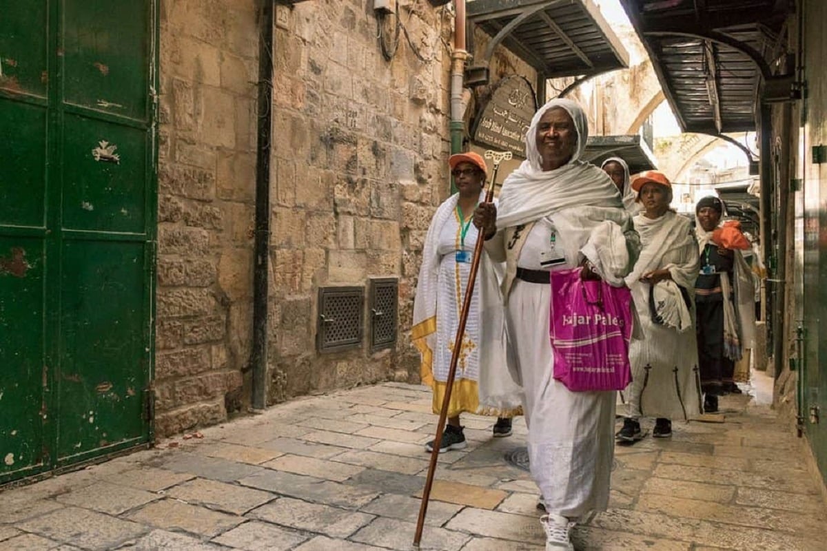 इजरायलियों और फ़लस्तीनियों के बीच पवित्र शहर यरूशलम को लेकर विवाद बहुत पुराना और ग़हरा भी है. यरूशलम इसराइल-अरब तनाव में सबसे विवादित मुद्दा भी है. पैगंबर इब्राहीम को अपने इतिहास से जोड़ने वाले ये तीनों ही धर्म यरूशलम को अपना पवित्र स्थान मानते हैं. यही वजह है कि सदियों से मुसलमानों, यहूदियों और ईसाइयों के दिल में इस शहर का नाम बसता रहा है. हिब्रू भाषा में इसे येरूशलायीम और अरबी में अल-कुद्स के नाम से जाना जाता है.