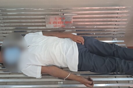 जोधपुर के एमडीएम अस्पताल में सामने आई बेबसी की दर्दनाक तस्वीर. इलाज के अभाव में युवक ने कुर्सी पर ही दम तोड़ दिया.