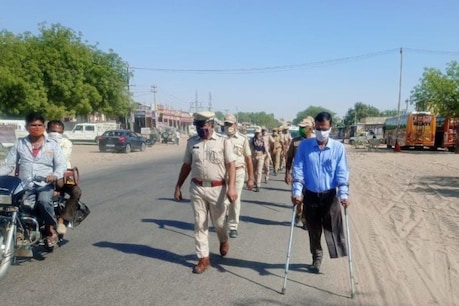 सेतरावा उप तहसील के नायब तहसीलदार रणवीर सिंह गोदारा दिव्यांग हैं. बावजूद इसके वे कोरोना गाइडलाइन की पालना करवाने के लिये पूरे कस्बे में स्टिक के सहारे पैदल चले.