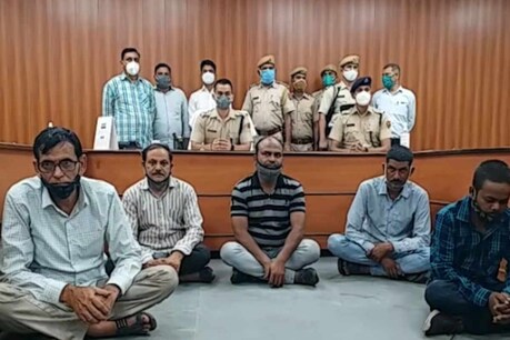 पूछताछ में हेमंत कुशवाहा ने मैनपुरी उत्तर प्रदेश के ग्रामीण रोजगार गारंटी योजना के खाते से जालसाजी कर चेक प्राप्त करना स्वीकार किया है.