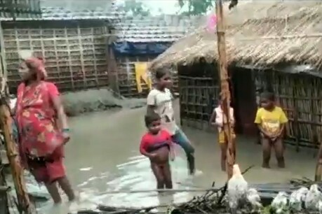कटिहार में भी भारी बारिश के बाद घर तक पानी पहुंच गया है.