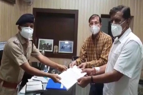 अतिरिक्त पुलिस अधीक्षक को परिवाद सौंपते कांग्रेस नेता.