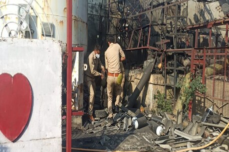 लखनऊ में ऑक्सीजन प्लांट में गैस रिफिलिंग के दौरान बड़ा हादसा हो गया है.