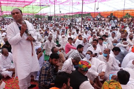 नूंह में हिंदू समाज की ओर से आयोजित महापंचायत में विभिन्न राज्यों से जुटे लोग.