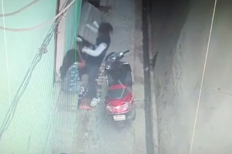 मुरादाबाद में एक युवक ने छेड़छाड़ स मना करने पर नाबालिग को बेरहमी से पीटा, इसका वीडियो वायरल हो गया है. (Photo: Video Grab)