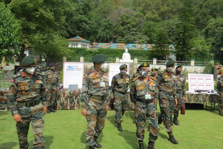 जम्मू कश्मीर के फॉरवर्ड इलाकों में पहुंचे आर्मी चीफ.