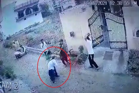 बुजुर्ग महिला को पीटते लोग