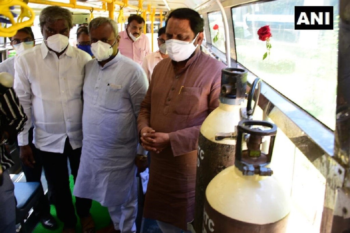 उन्होंने बताया कि ऑक्सीजन की आपूर्ति करने वाली 12 से अधिक बसें पहले ही चलाई जा रही हैं. इनमें से दो बसों में एम्बुलेंस की तरह चिकित्सकीय उपकरण हैं.