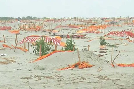 गंगा किनारे शवों दफनाने को लेकर कई तस्वीरें सोशल मीडिया पर वायरल है.