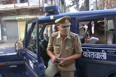 प्रयागराज जिले की कोतवाली में इंस्पेक्टर नरेन्द्र प्रसाद की इस समय पूरे जिले में चर्चा है.