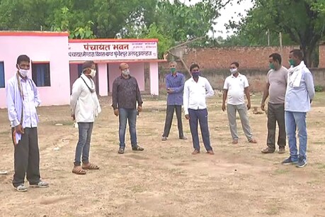 प्रयागराज के श्रृंगवेरपुर विकास खंड के मेण्डारा गांव में ही बीते डेढ़ महीने में 50 से ज्यादा मौतों से ग्रामीणों में भय और दहशत का माहौल है.