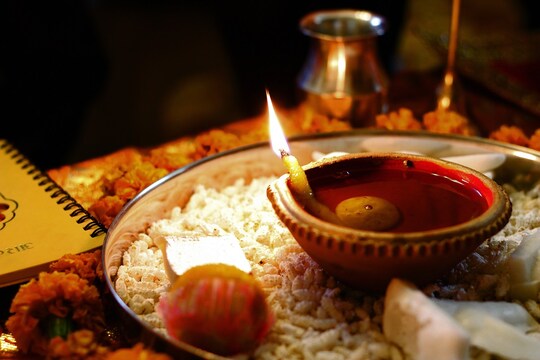 - शिल्पी छैनी से करे, सपनों को साकार,
अनगढ़ पत्थर से रचे, मनचाहा आकार,
माटी रख कर चाक पर, घड़ा घड़े कुम्हार,
श्रेष्ठ गुरु मिल जाय तो, शिष्य पाय संस्कार.
Happy Guru Purnima 2021