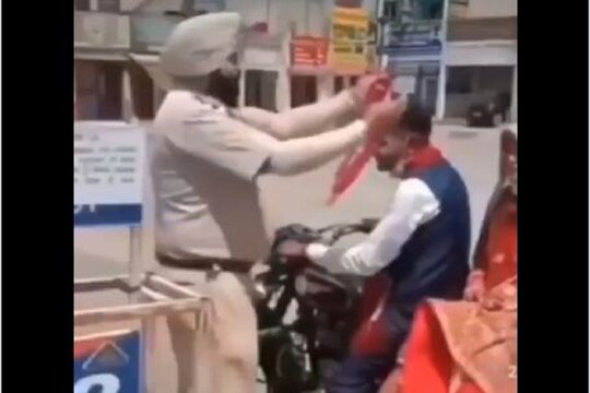 बाइक पर दुल्‍हन लेकर जा रहा था दूल्‍हा, पुलिस ने रोककर पहनाई माला, दिया नेग 