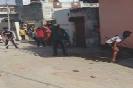 युवकों के हमले की तस्वीर भी सामने आई है. (Pic- News18)