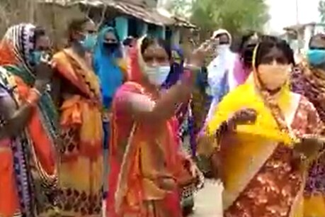 वैक्सीनेशन का विरोध करती छत्तीसगढ़ की ग्रामीण महिलाएं.