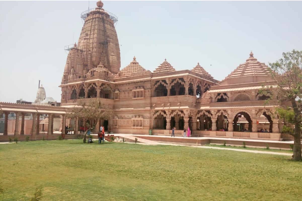  सांवलिया सेठ मंदिर चित्तौड़गढ़ सॆ उदयपुर की ओर राष्ट्रीय राजमार्ग पर 28 किमी दूरी पर भादसोड़ा ग्राम में स्थित है. यह मंदिर चित्तौड़गढ़ रेलवे स्टेशन से 41 किमी एवं डबोक एयरपोर्ट से 65 किमी की दूरी पर है. प्रसिद्ध सांवलिया सेठ मंदिर अपनी सुन्दरता और वैशिष्ट्य के कारण हर साल लाखों भक्तों को बरबस ही अपनी ओर आकर्षित करता है. मंडफिया मंदिर कृष्ण धाम के रूप में चर्चित है. मंडफिया मंदिर देवस्थान विभाग राजस्थान सरकार के अन्तर्गत आता है. कालां​तर में सांवलिया सेठ मंदिर की महिमा इतनी फैली के उनके भक्त वेतन से लेकर व्यापार तक में उन्हें अपना हिस्सेदार बनाते हैं. मान्यता है कि जो भक्त खजाने में जितना देते हैं सांवलिया सेठ उससे कई गुना ज्यादा भक्तों को वापस लौटाते हैं. व्यापार जगत में उनकी ख्याति इतनी है कि लोग अपने व्यापार को बढ़ाने के लिए उन्हें अपना बिजनेस पार्टनर बनाते हैं.